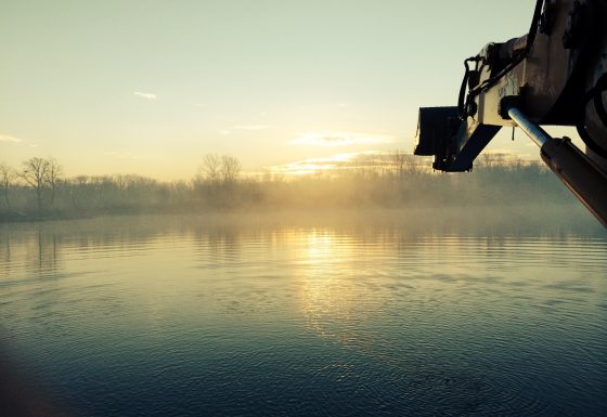 Poglabljanje reke Mure pri brodu Melinci z bagrom Liebherr 316